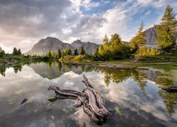 Góry, Dolomity, Jezioro, Lago Limides, Chmury, Drzewa, Tyrol, Włochy