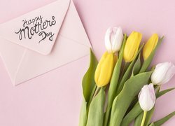 Koperta z życzeniami dla mamy obok bukietu tulipanów