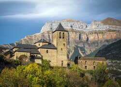 Kościół, Church of Torla, Wieża, Średniowieczna, Wioska, Drzewa, Góry, Pireneje, Alpy Zachodnie, Torla, Prowincja Huesca, Hiszpania