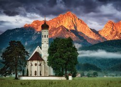 Góry, Alpy, Kościół Eglise Saint Coloman, Drzewa, Las, Mgła, Chmury, Schwangau, Region Allgau, Bawaria, Niemcy