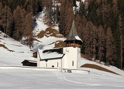 Kościół Frauenkirch w Davos zimową porą