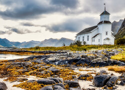 Kościół, Gimsoy Kirke, Jezioro, Kamienie, Trawa, Góry, Niebo, Vagan, Norwegia