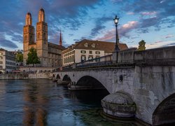 Kościół Grossmunster obok mostu nad rzeką Limmat w Zurychu