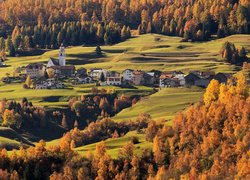 Jesień, Drzewa, Las, Kościół, Domy, Wieś Savognin, Kanton Gryzonia, Szwajcaria