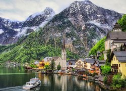 Kościół i domy nad jeziorem Hallstattersee