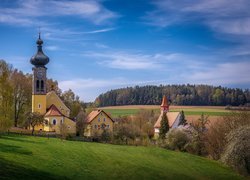 Kościół i domy pod lasem