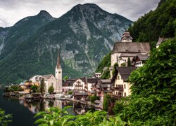 Kościół i domy w Hallstatt na tle Alp Salzburskich