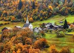 Szwajcaria, Kanton Graubunden, Region Surselva, Góry, Alpy, Jesień, Kościół, Domy, Drzewa