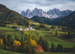 Kościół i domy we wsi Santa Maddalena w dolinie Val di Funes na tle Dolomitów