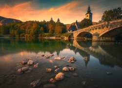 Słowenia, Gmina Bohinj, Kościół św Jana, Drzewa, Most, Jezioro Bohinj