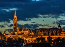 Kościół Macieja i Baszta Rybacka w Budapeszcie nocą