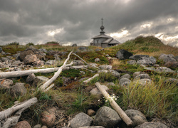Kościół na odludziu wśród traw i kamieni