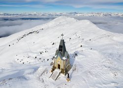 Kościół na szczycie ośnieżonej góry