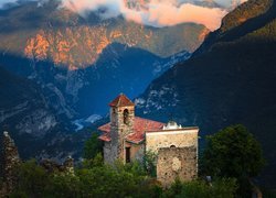 Kościół na tle gór i doliny