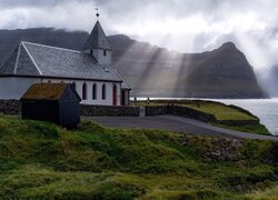 Kościół na tle gór na Wyspach Owczych