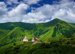 Kościół na tle zielonych gór