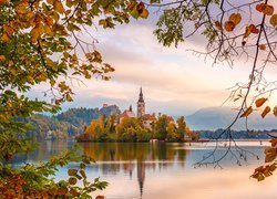Słowenia, Wyspa Blejski Otok, Jezioro Bled, Kościół, Góry, Mgła, Drzewa, Gałęzie, Jesień