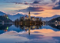 Jezioro Bled, Góry, Alpy Julijskie, Drzewa, Lasy, Wyspa, Kościół, Domy, Odbicie, Zachód słońca, Słowenia