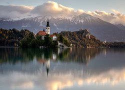 Słowenia, Jezioro Bled, Góry, Kościół, Wyspa, Blejski Otok, Chmury, Odbicie