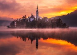 Kościół na wyspie Blejski Otok o zachodzie słońca