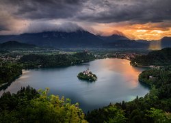 Słowenia, Wyspa Blejski Otok, Góry Alpy Julijskie, Jezioro Bled, Poranek, Przebijające światło, Chmury