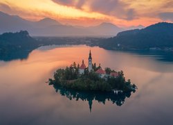 Kościół na wyspie Blejski Otok w Alpach Julijskich