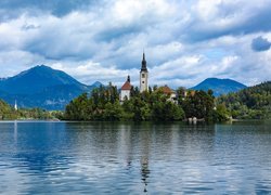 Kościół na wyspie Blejski Otok w Słowenii
