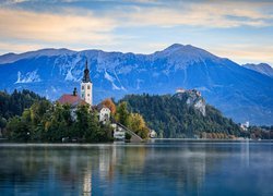 Wyspa Blejski Otok, Góry, Alpy Julijskie, Jezioro Bled, Kościół, Zamek Bled, Drzewa, Chmury, Słowenia
