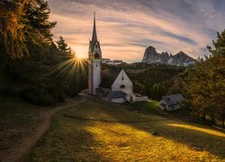 Kościół św. Jakuba, Włochy, Tyrol, Góry Dolomity, Drzewa, Promienie słońca