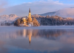 Kościół nad jeziorem Bled w Słowenii w zimowej scenerii