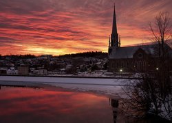 Kościół nad rzeką Chicoutimi