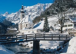 Niemcy, Bawaria, Park Narodowy Berchtesgaden, Ramsau bei Berchtesgaden, Góry Alpy, Kościół św. Sebastiana, Rzeka Ramsauer Ache, Most, Zima