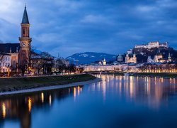 Rzeka Salzach, Kościół, Domy, Wzgórze Festungsberg, Twierdza, Zamek Hohensalzburg, Salzburg, Austria