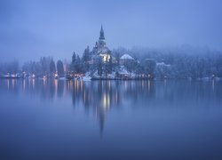 Słowenia, Wyspa Blejski Otok, Jezioro Bled, Kościół Wniebowzięcia Marii Panny, Zima, Mgła, Światła, Odbicie