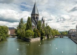 Kościół protestancki Temple Neuf, Strasburg, Francja, Rzeka Mozela, Mosty, Drzewa, Niebo