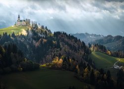 Kościół Saint Lenart Church na wzgórzu we wsi Crni Vrh w Słowenii