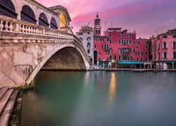 Kościół San Bartolomeo i most Rialto nad Canal Grande w Wenecji