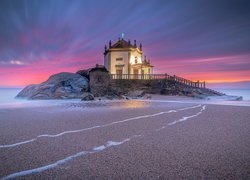 Kościół Senhor da Pedra na skałach w Praia de Miramar