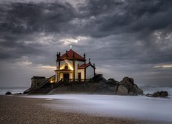 Portugalia, Praia de Miramar, Morze, Kościół, Senhor da Pedra, Skały, Chmury