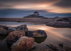 Kościół Senhor da Pedra nad morzem w Praia de Miramar