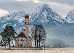 Kościół St Coloman na tle gór w Schwangau