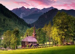 Kościół św Anny i góry Tatry w Tatrzańskiej Jaworzynie