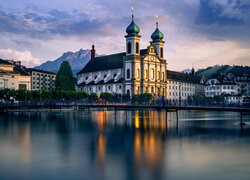 Kościół św Franciszka Ksawerego i domy nad rzeką Reuss w Lucernie