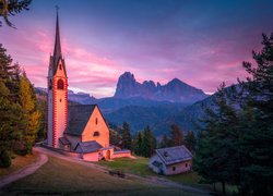 Kościół św Jakuba i dom w Dolomitach