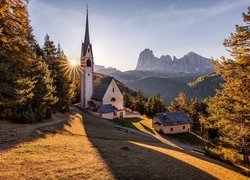 Włochy, Region Trentino, Góry, Dolomity, Kościół św. Jakuba, Promienie słońca, Jesień, Drzewa