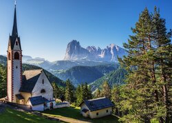 Kościół Św Jakuba na wzgórzu i Dolomity w tle