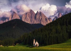 Kościół św. Jana, Las, Dolina Val di Funes, Masyw Odle, Góry, Dolomity, Chmury, Włochy