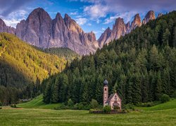 Włochy, Dolina Val di Funes, Góry, Dolomity, Masyw Odle, Kościół św. Jana, Chmury