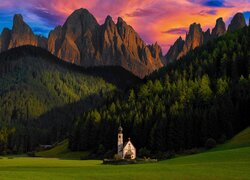 Włochy, Południowy Tyrol, Góry, Dolomity, Kościół św Jana, Wieś, Santa Maddalena, Dolina Val di Funes, Drzewa, Trawa, Chmury