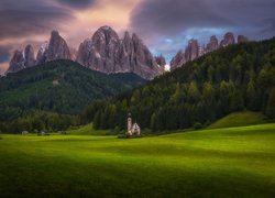 Włochy, Dolina Val di Funes, Kościół św. Jana, Góry Dolomity, Las, Drzewa, Chmury